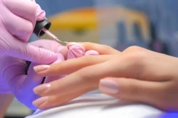 Esthéticienne à l'écoute pour un soin adapté  