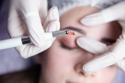 Esthéticienne pour un microblading